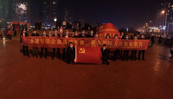 “党建引领企业品牌形象，，，，，，，效劳霍邱人民安家置业”霍邱项目党支部开展春节送春联礼包活动